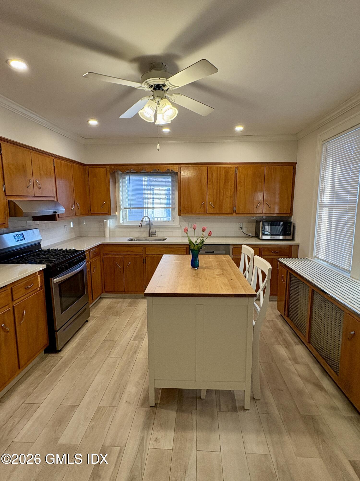 124 Pemberwick Road, Unit LEFT SIDE Greenwich, CT 06831 - Photo 11 of 27 EAT-IN KITCHEN
