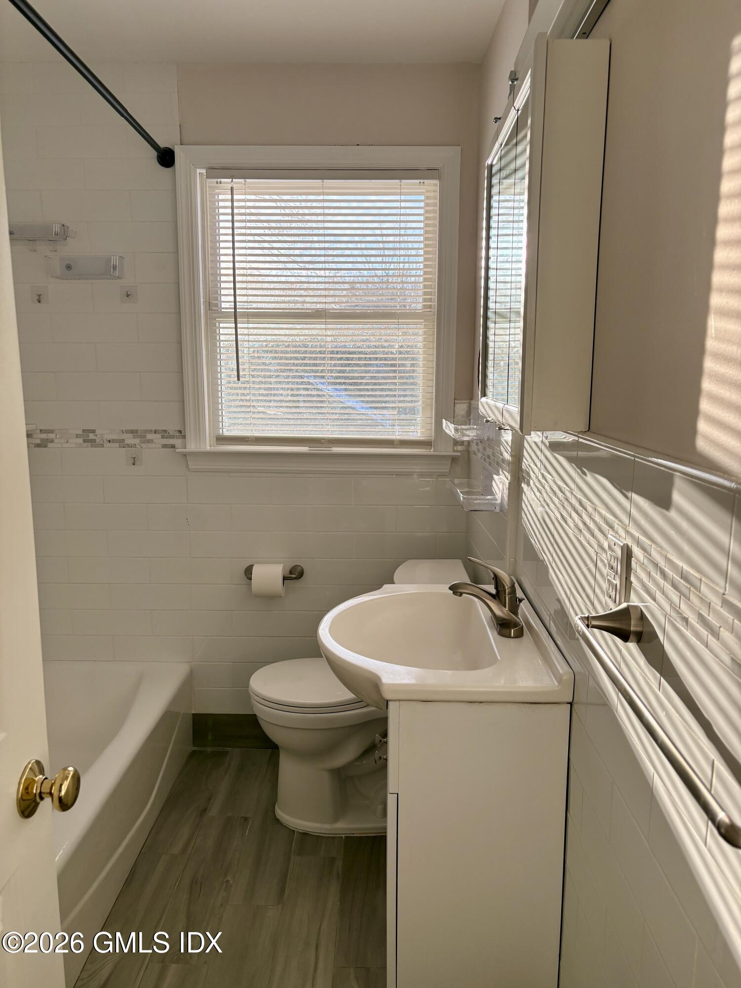 124 Pemberwick Road, Unit LEFT SIDE Greenwich, CT 06831 - Photo 14 of 27 FULL BATH