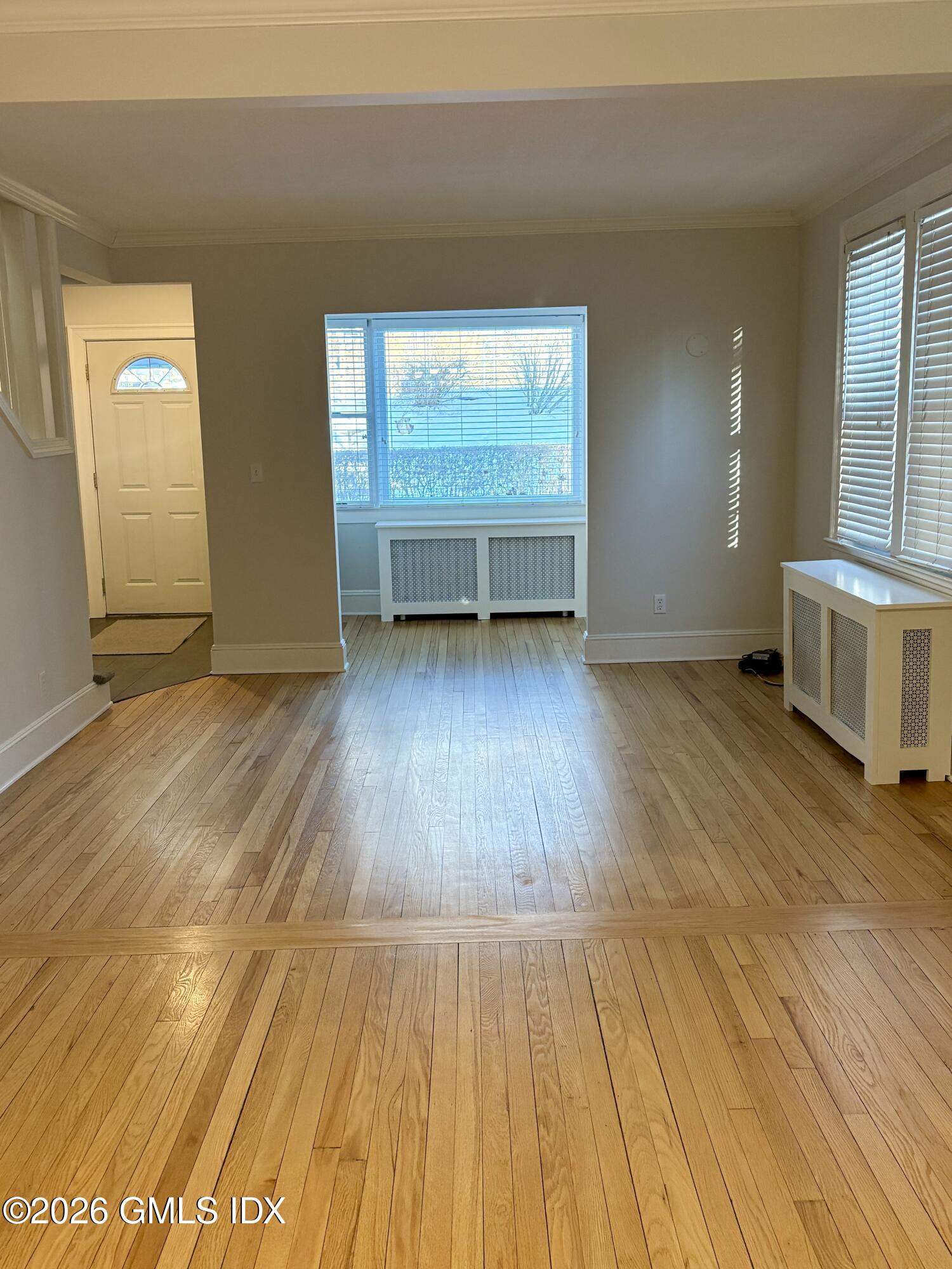 124 Pemberwick Road, Unit LEFT SIDE Greenwich, CT 06831 - Photo 4 of 27 LIVINGROOM