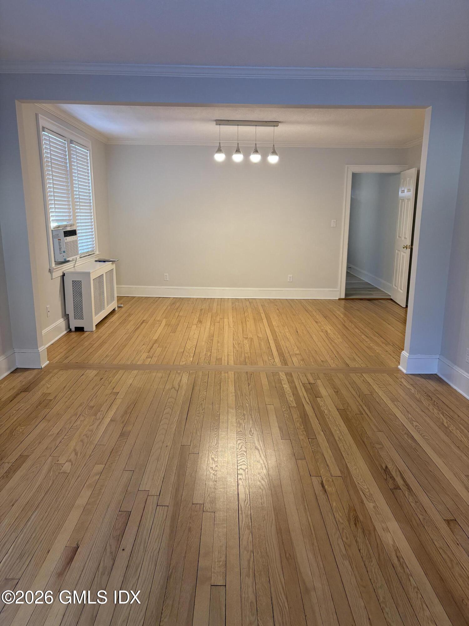 124 Pemberwick Road, Unit LEFT SIDE Greenwich, CT 06831 - Photo 6 of 27 LIVINGROOM