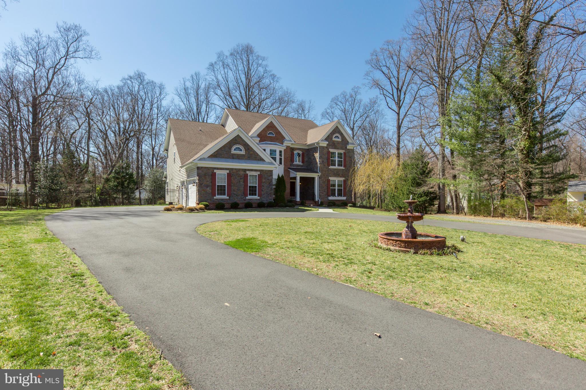 700 Walker Road Great Falls, VA 22066 - Photo 2 of 30 Front showing driveway