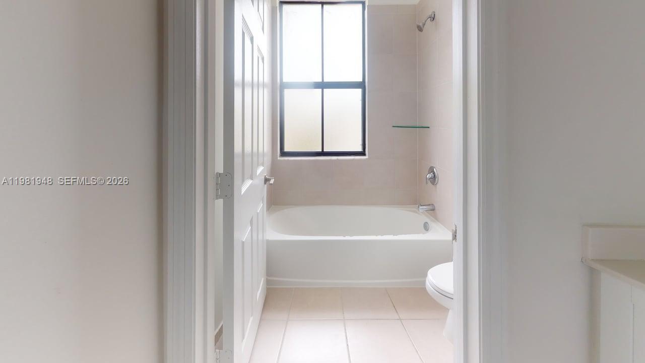 11035 West 35th Way, Unit 11035 Hialeah, FL 33018 - Photo 13 of 16 Bathromm 3