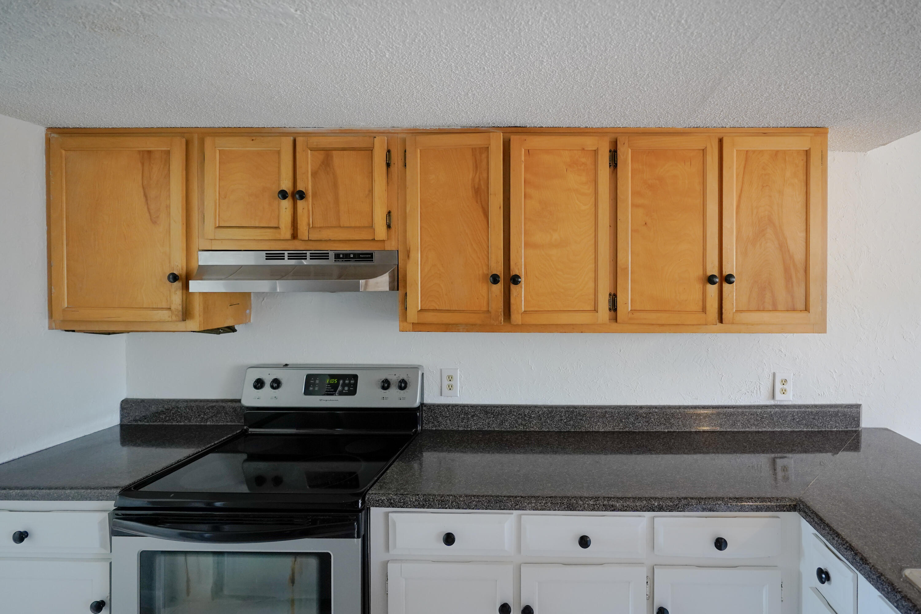 5 Pine Ridge Trace Destin, FL 32541 - Photo 3 of 22 a kitchen with a stove and a microwave