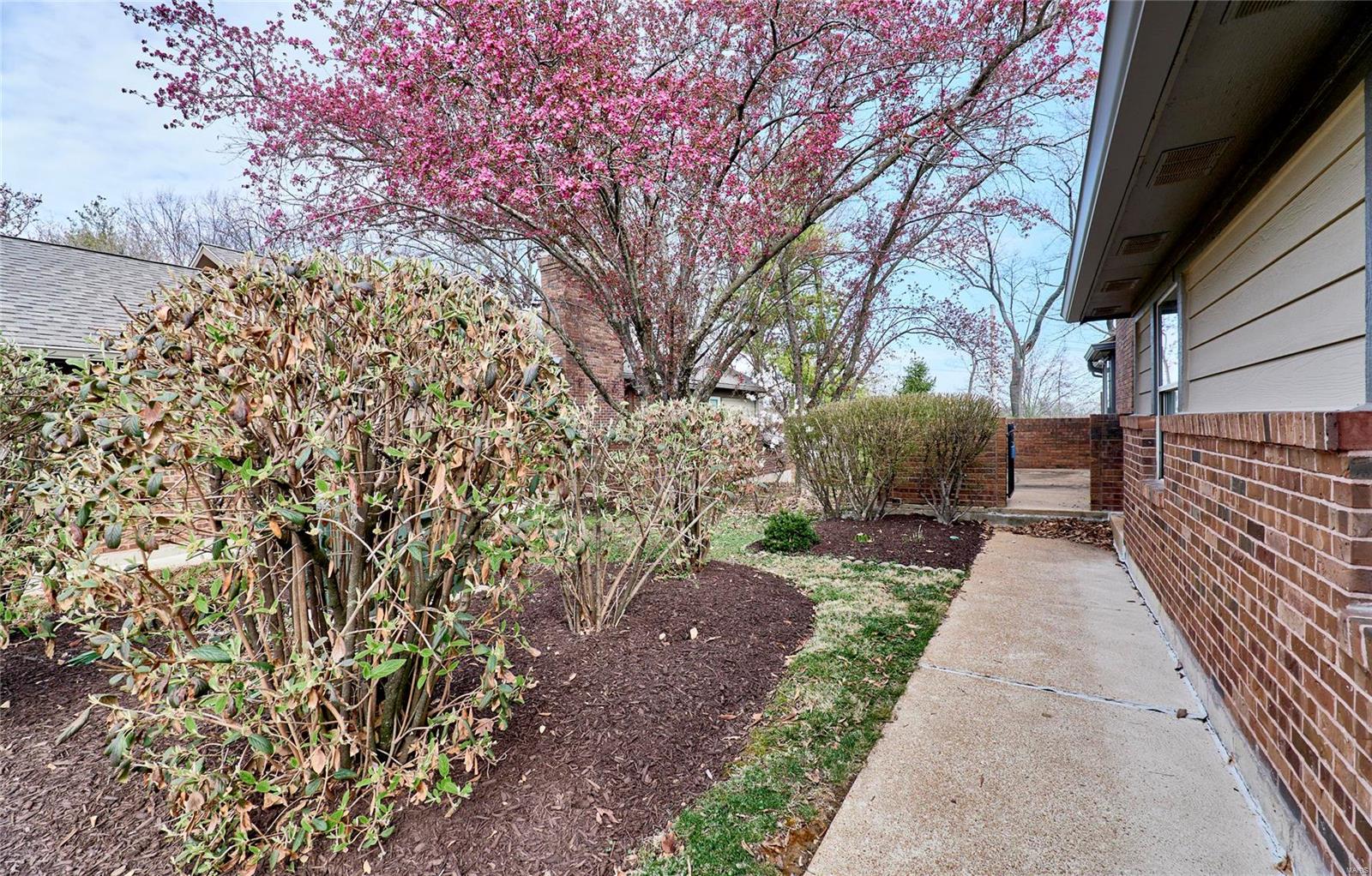 1074 North Spoede Road St. Louis, MO 63146 - Photo 3 of 36 Gallery Image 3