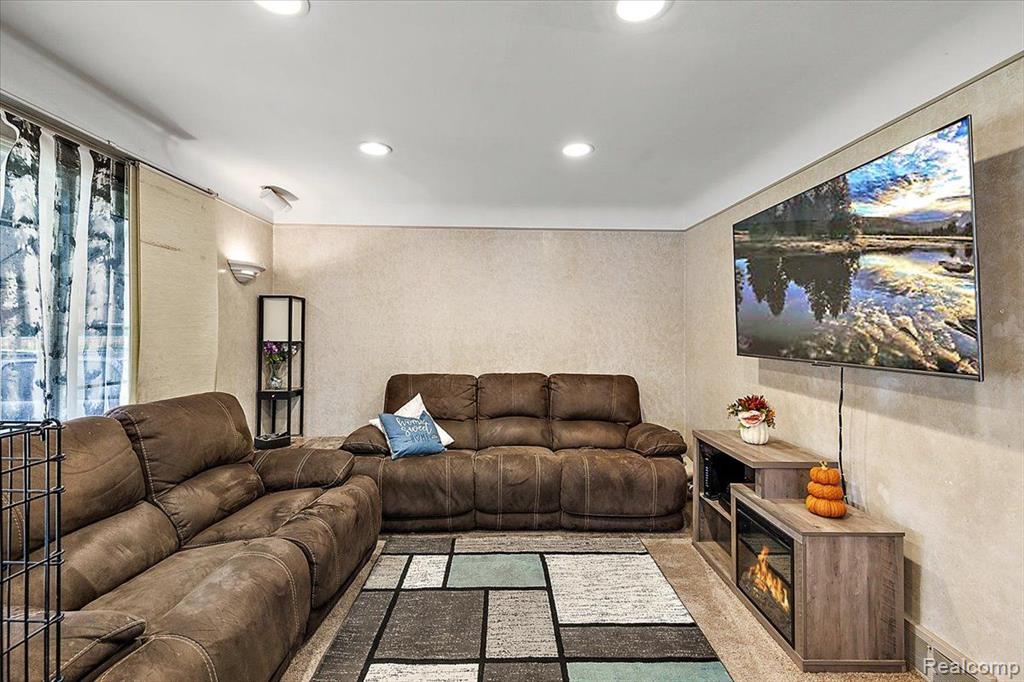 18612 Champaign Road Allen Park, MI 48101 - Photo 4 of 28 Gallery Image 4