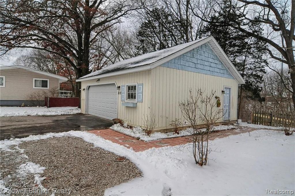 212 Brighton Lake Road Brighton, MI 48116 - Photo 5 of 34