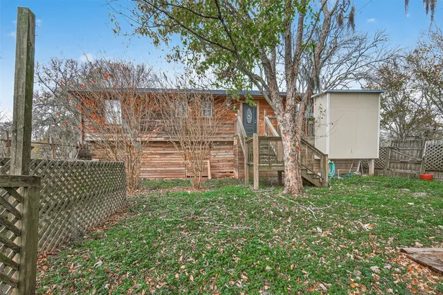 a view of a backyard