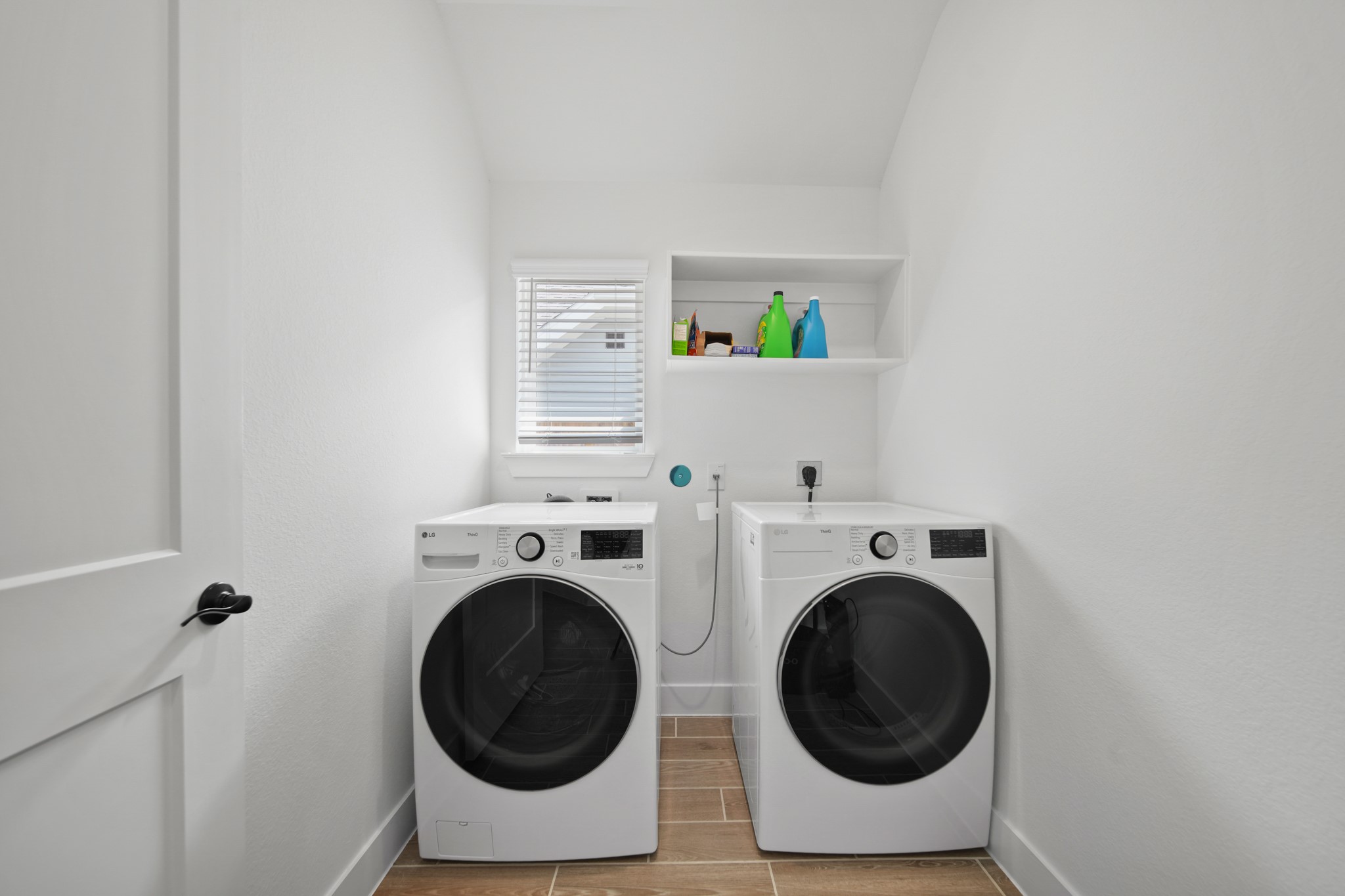 10111 Crescendo Way Manvel, TX 77578 - Photo 22 of 25 a utility room with dryer and washer