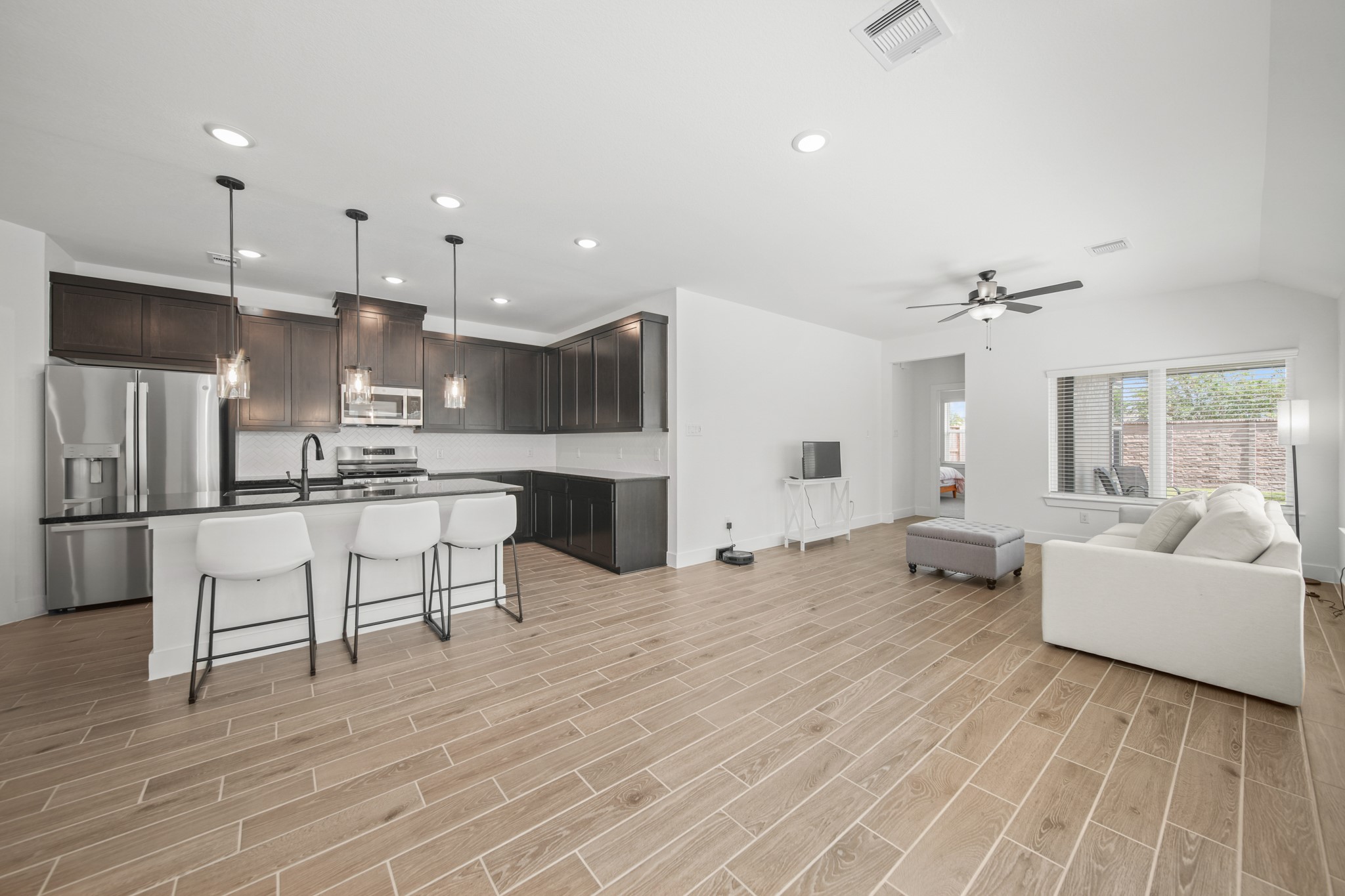 10111 Crescendo Way Manvel, TX 77578 - Photo 4 of 25 a living room with furniture and kitchen view