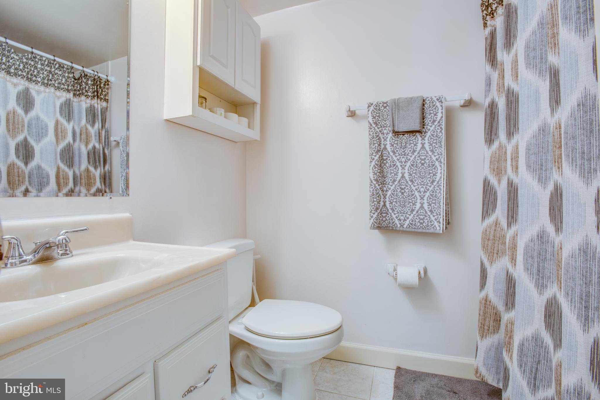 11623 Stoneview Square, Unit 11C Reston, VA 20191 - Photo 18 of 28 Full bath in hallway