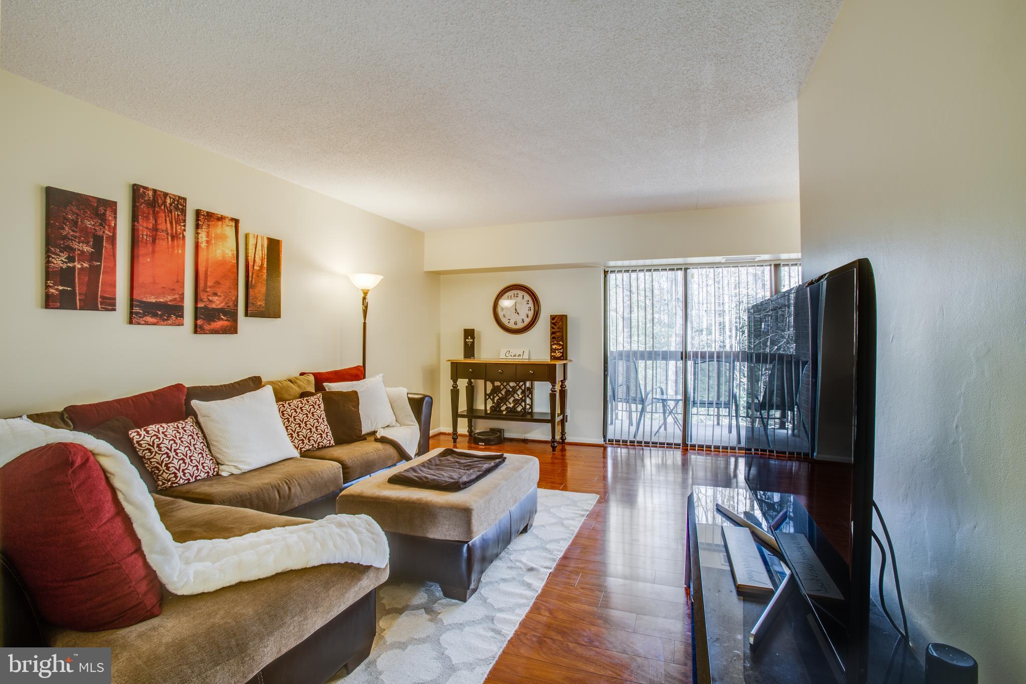 11623 Stoneview Square, Unit 11C Reston, VA 20191 - Photo 4 of 28 Spacious living area