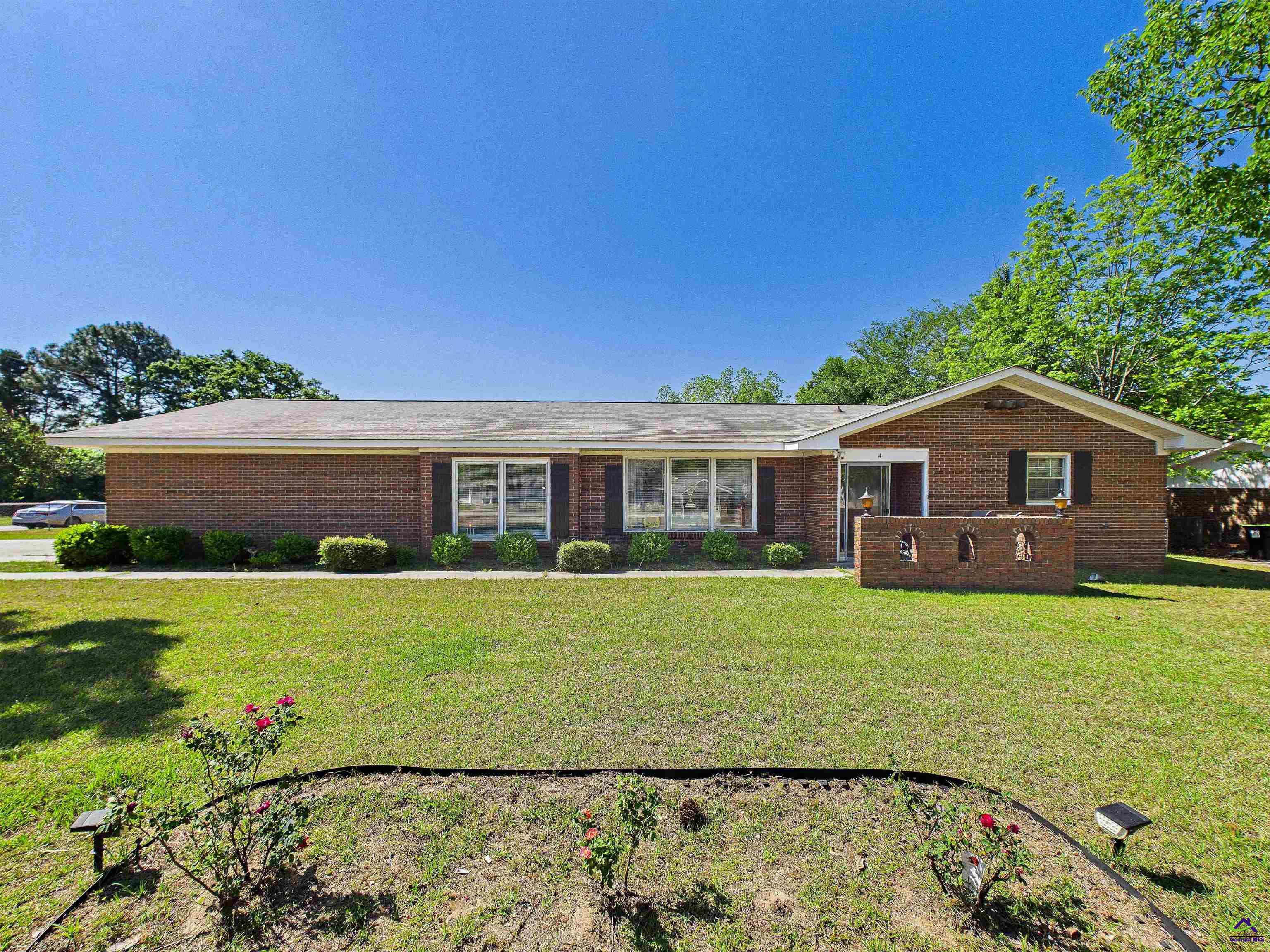 400 Feagin Mill Road Warner Robins, GA 31005 - Photo 2 of 53 a front view of a house with a yard