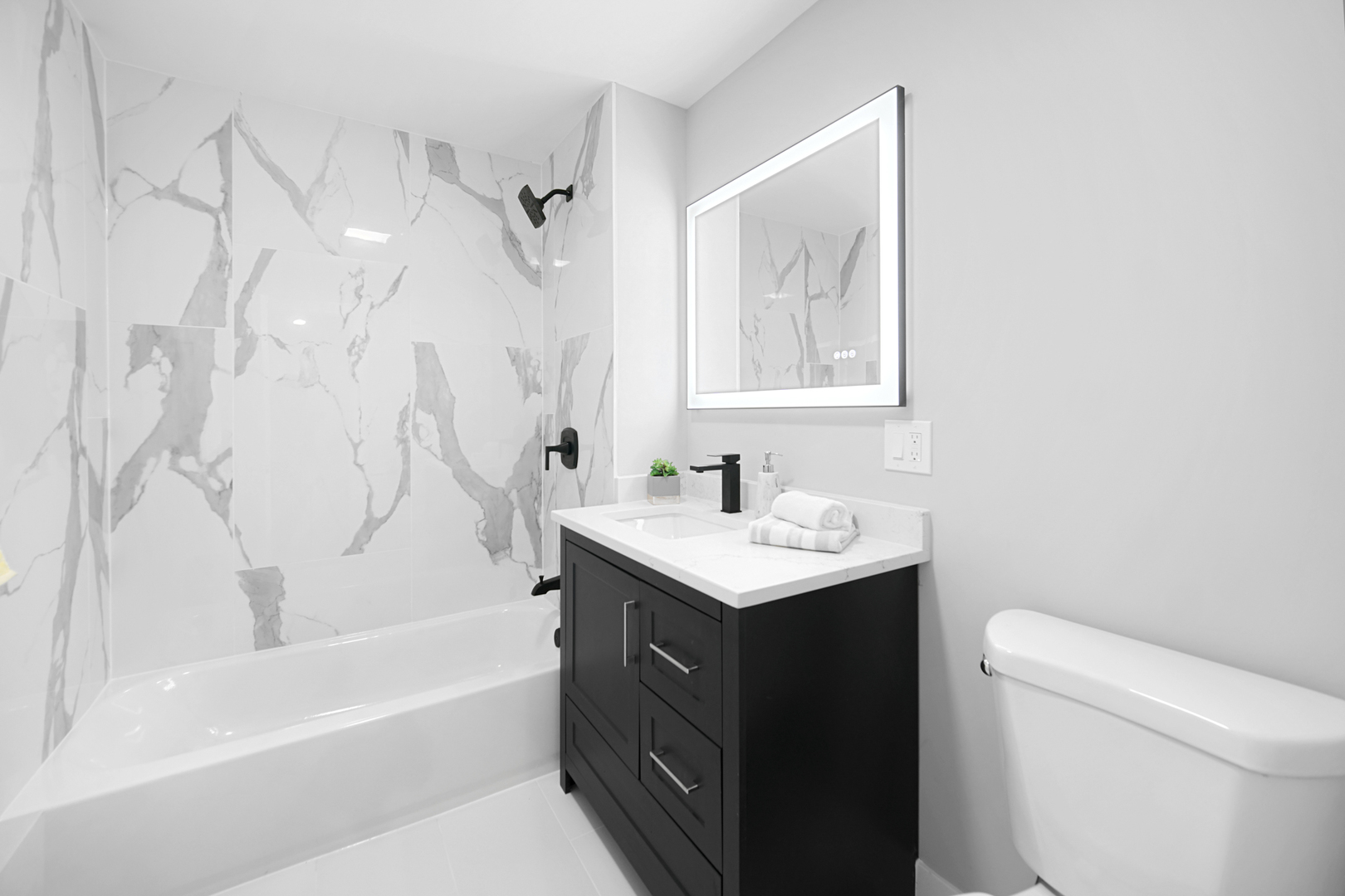 618 Revere Road Glenview, IL 60025 - Photo 15 of 22 a bathroom with a sink toilet vanity and bathtub