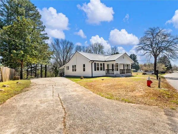 a view of a house with a yard