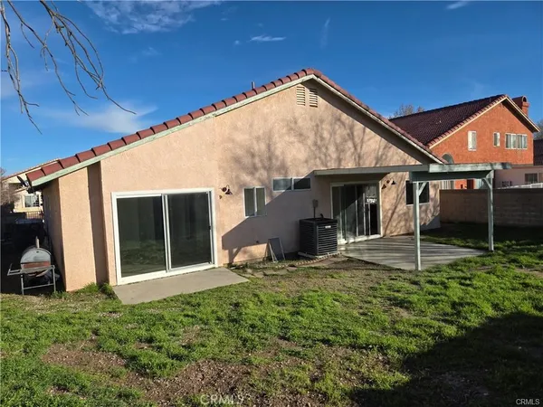a view of a house with backyard and porch