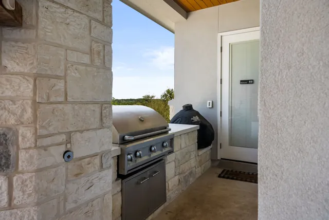 $1,750,000 | 690 Cielo Springs Drive, Blanco, TX 78606