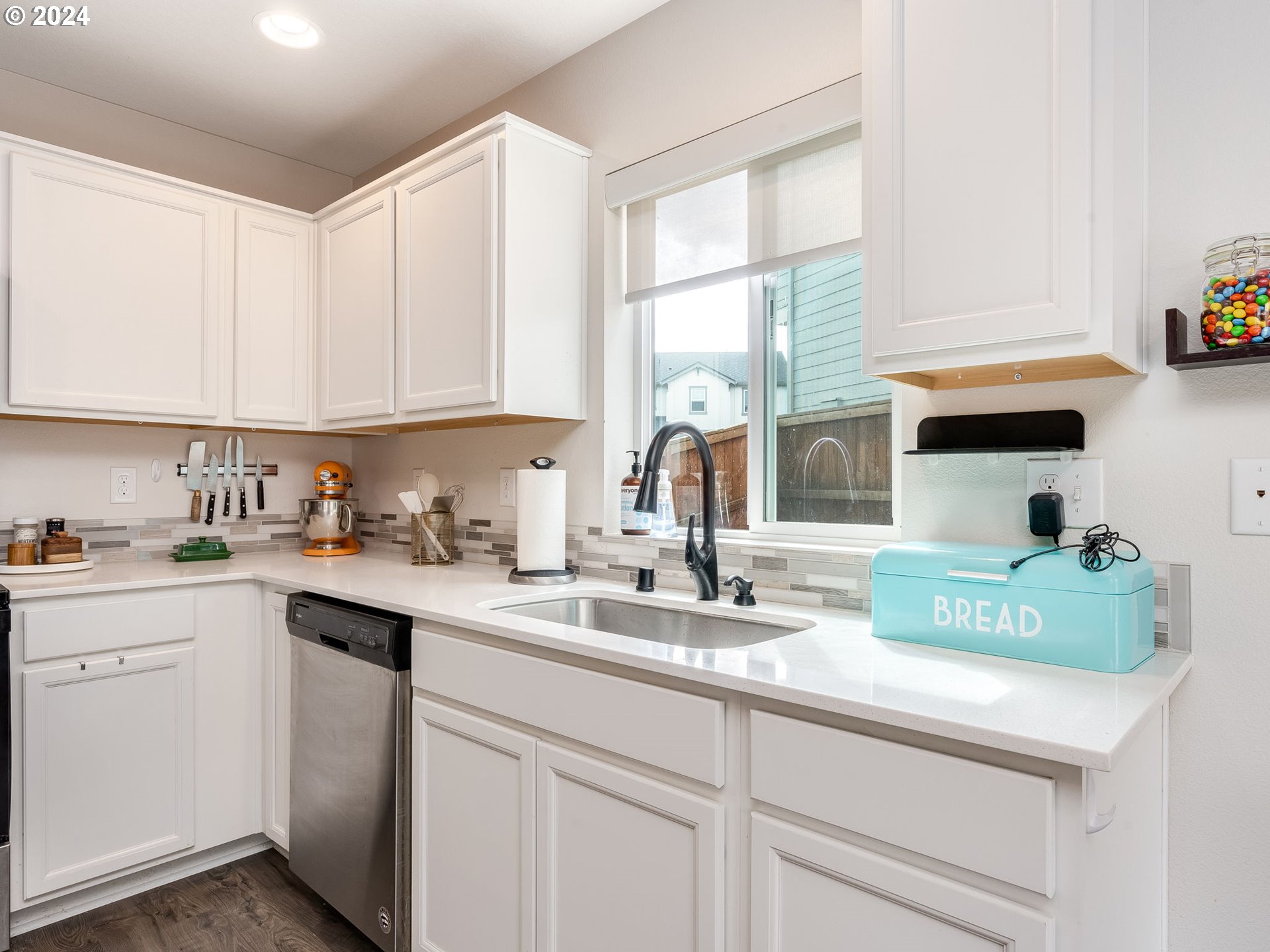 2046 South Meadowlark Dr. Loop Ridgefield, WA 98642 - Photo 13 of 38 a kitchen with kitchen island granite countertop a sink cabinets and window