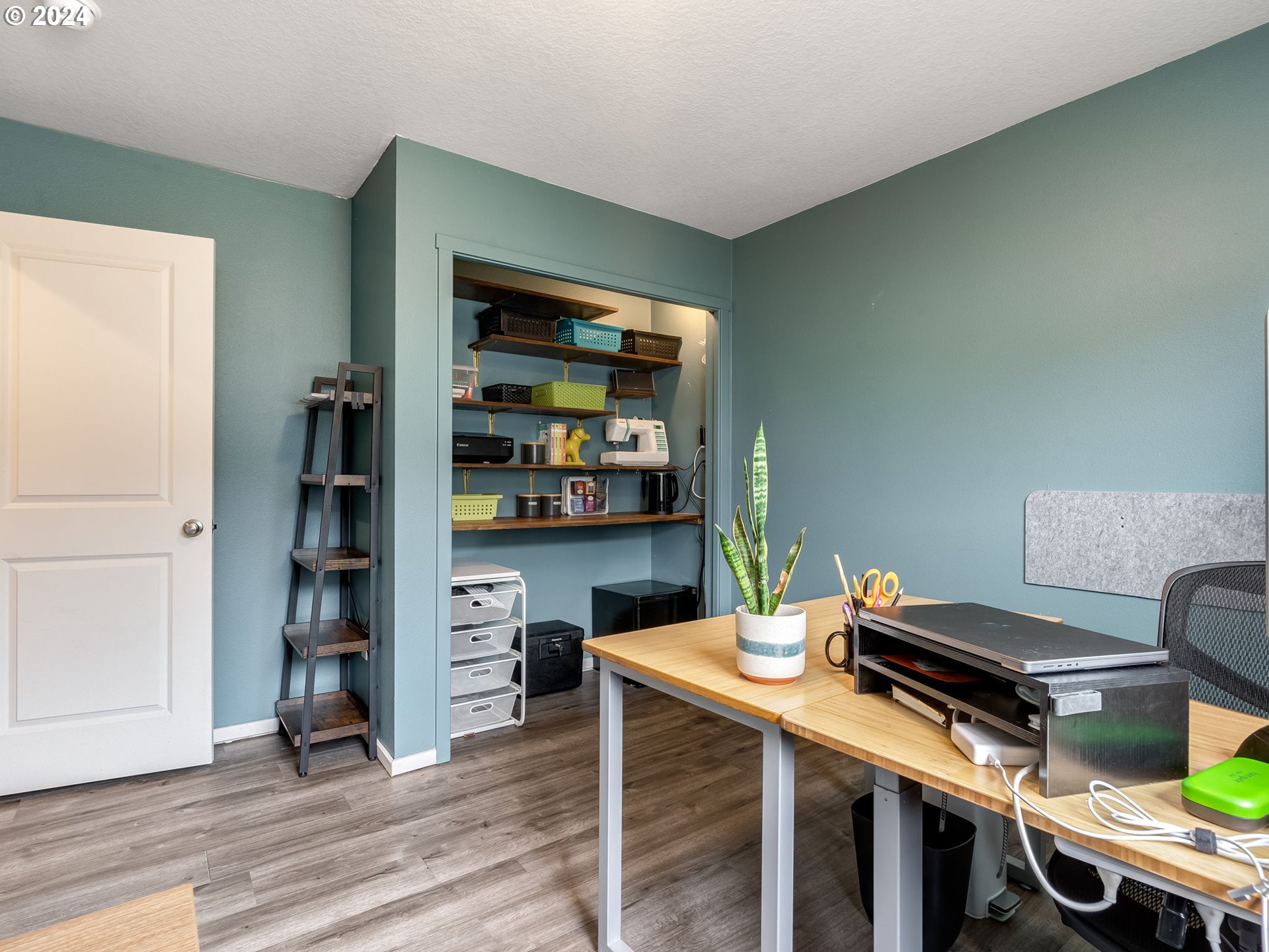 2046 South Meadowlark Dr. Loop Ridgefield, WA 98642 - Photo 26 of 38 a view of a workspace with furniture