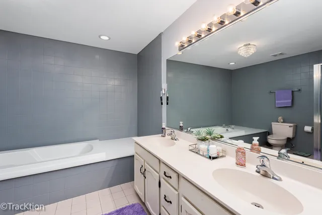 $425,000 | 1014 Braemoor Drive, Unit B, Downers Grove, IL 60515