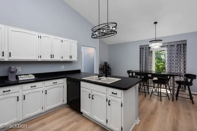 $425,000 | 1014 Braemoor Drive, Unit B, Downers Grove, IL 60515