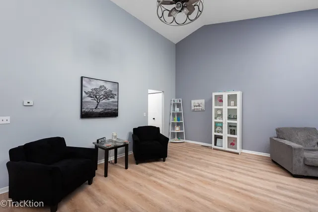 $425,000 | 1014 Braemoor Drive, Unit B, Downers Grove, IL 60515