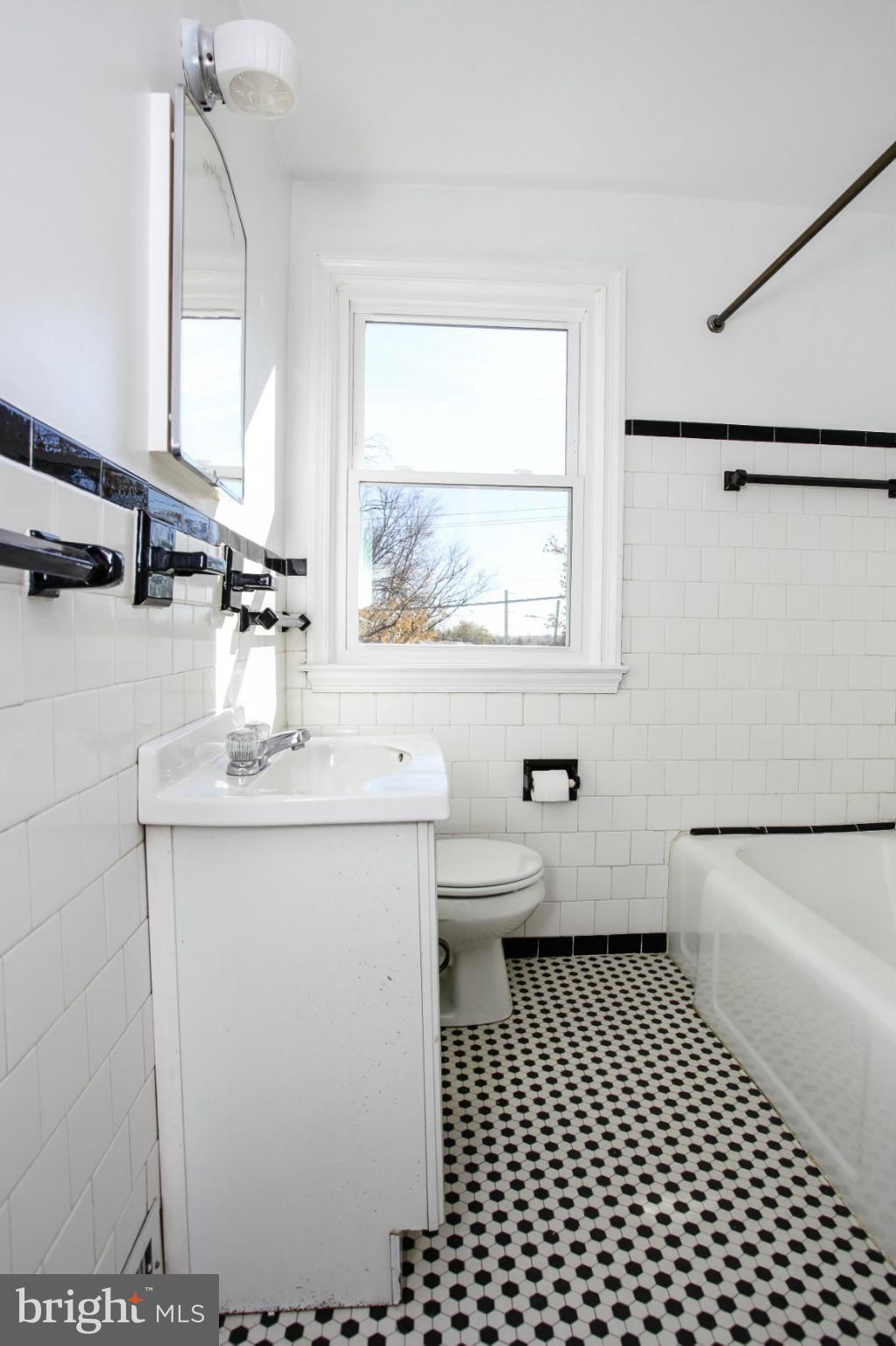 5906 Hillen Road Baltimore, MD 21239 - Photo 9 of 29 Bath