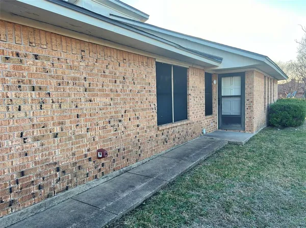 a view of house with backyard porch and garden