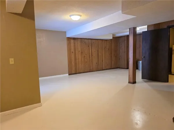$325,000 | 1818 Hilltop Drive, Country Club, MO 64505
