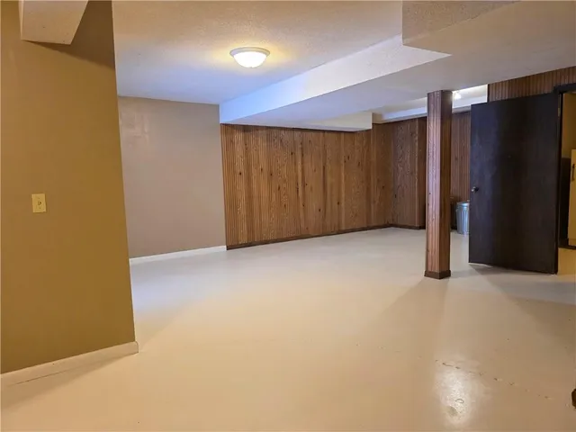 $325,000 | 1818 Hilltop Drive, Country Club, MO 64505