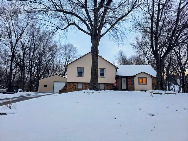 $325,000 | 1818 Hilltop Drive, Country Club, MO 64505
