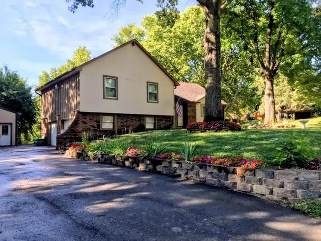 $325,000 | 1818 Hilltop Drive, Country Club, MO 64505