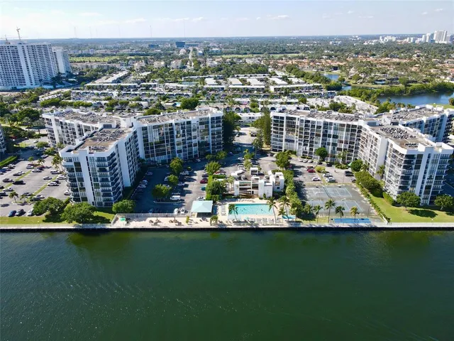 $1,888 | 1000 Parkview Drive, Unit 925(AVAILABLE NOW), Hallandale Beach, FL 33009