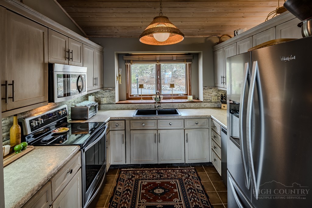 510 Elderberry Ridge Road, Unit B3 Beech Mountain, NC 28604 - Photo 19 of 35
