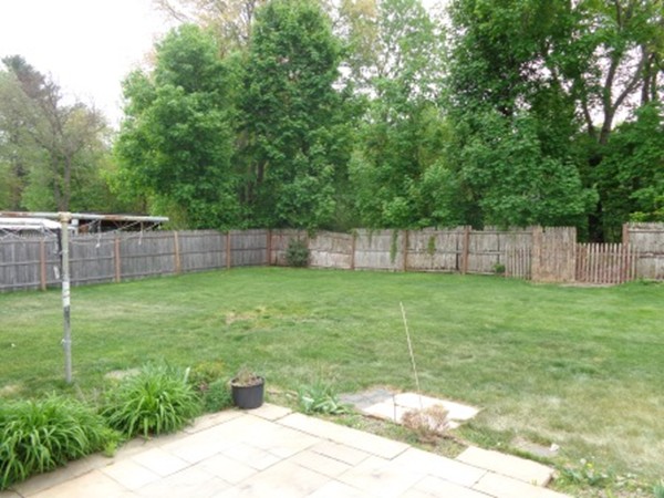 197 Mallowhill Road Springfield, MA 01129 - Photo 12 of 17 a backyard of a house