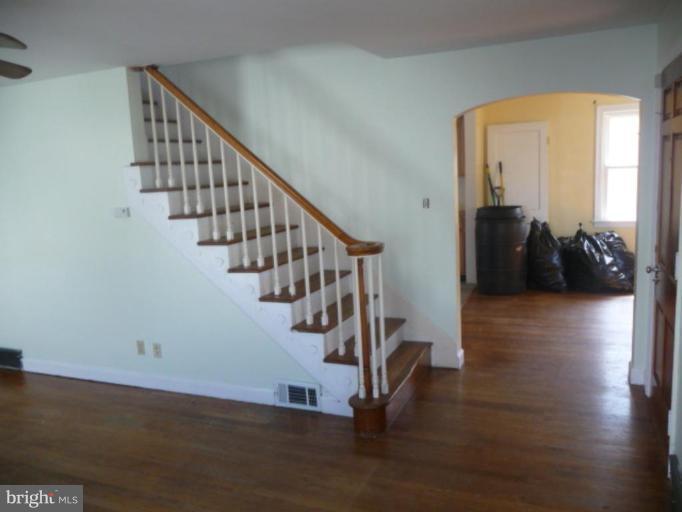 344 Devonshire Road Hagerstown, MD 21740 - Photo 4 of 8 Staircase