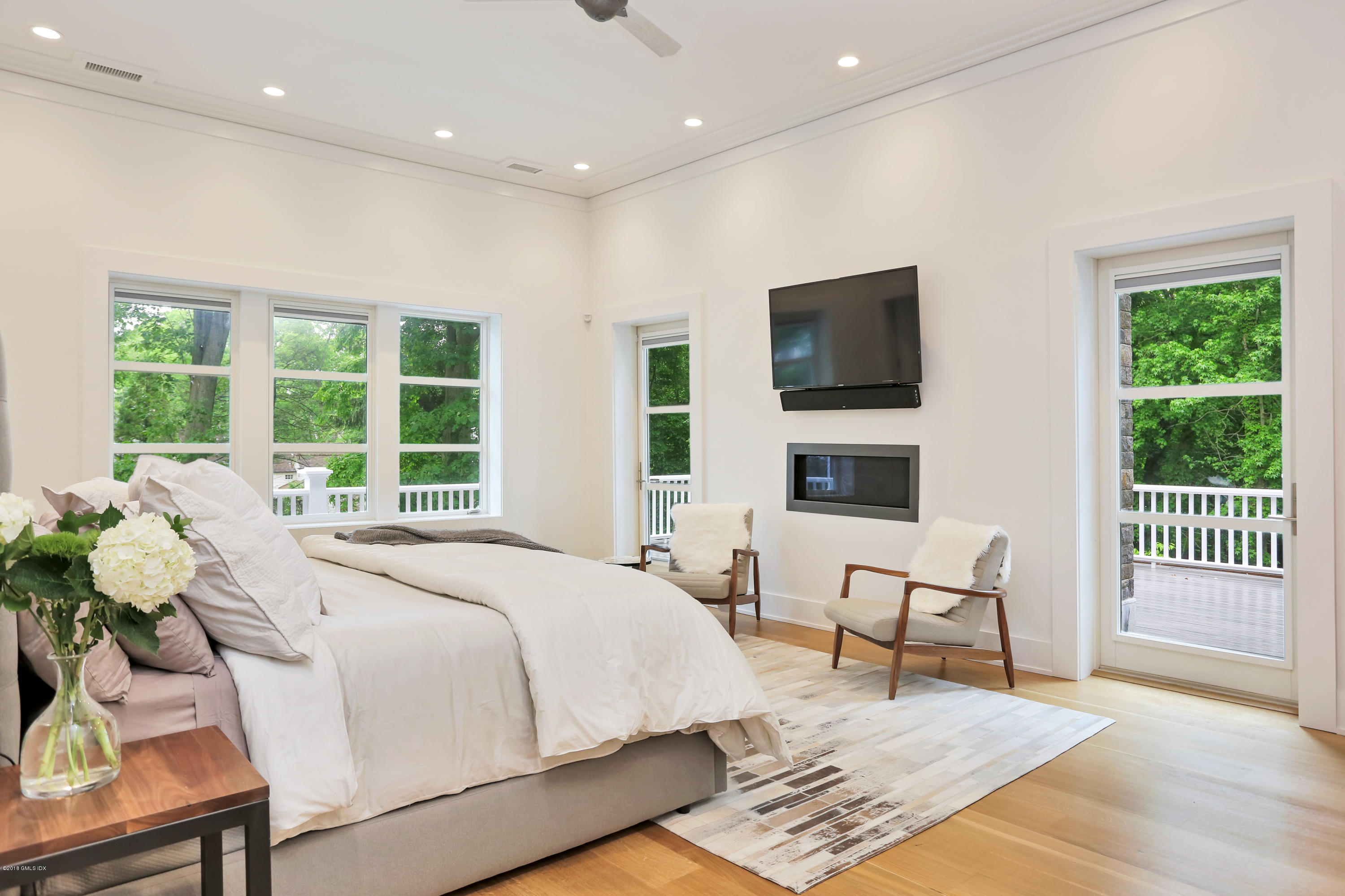 22 Oak Drive Riverside, CT 06878 - Photo 16 of 32 a spacious bedroom with a bed and a couch