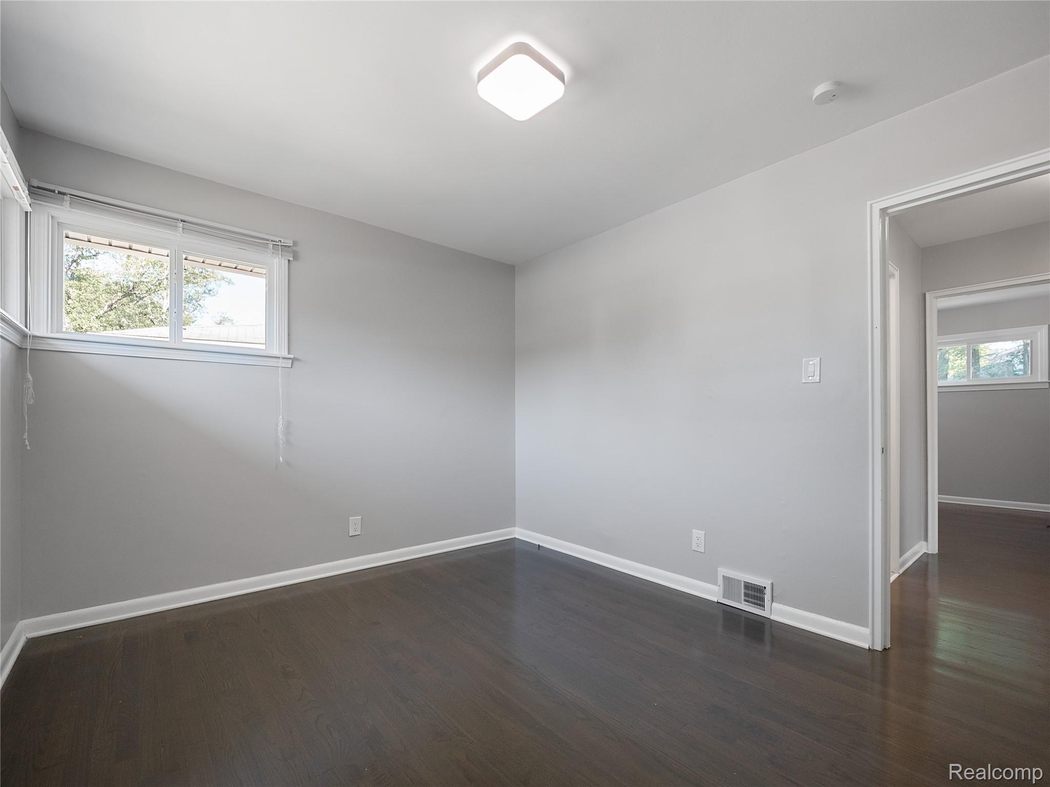 533 Avon Road Pontiac, MI 48341 - Photo 11 of 23 P1144357.jpg