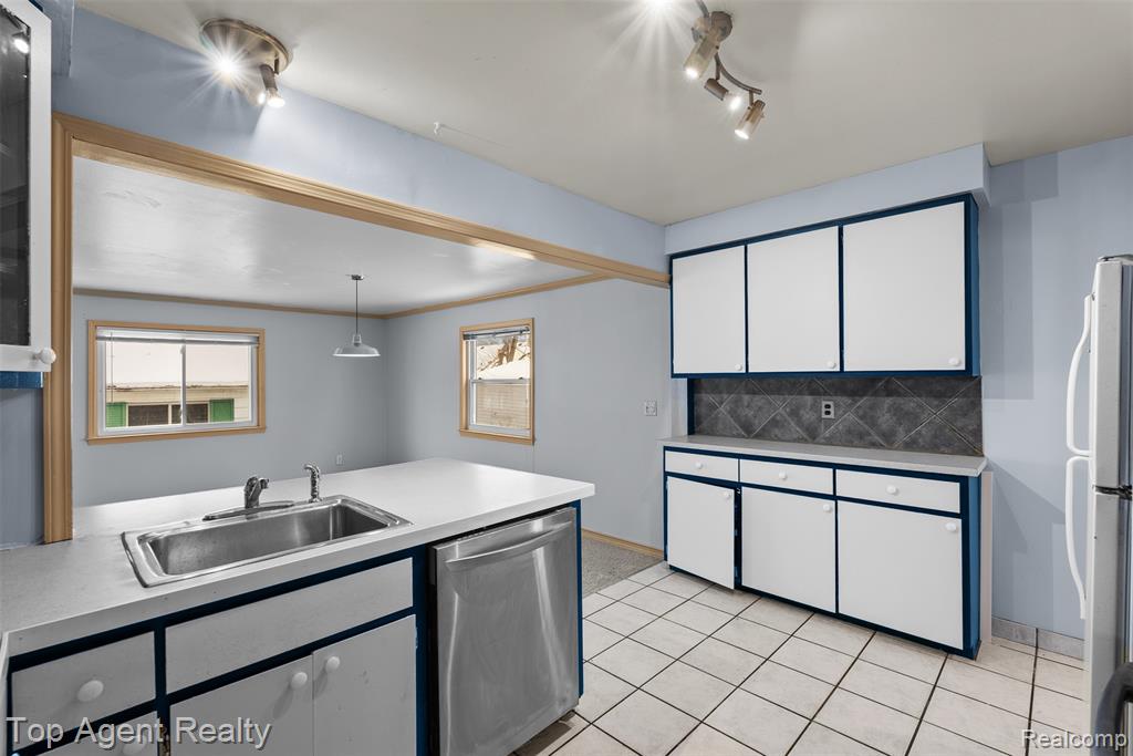 4948 Howe Road Wayne, MI 48184 - Photo 14 of 37