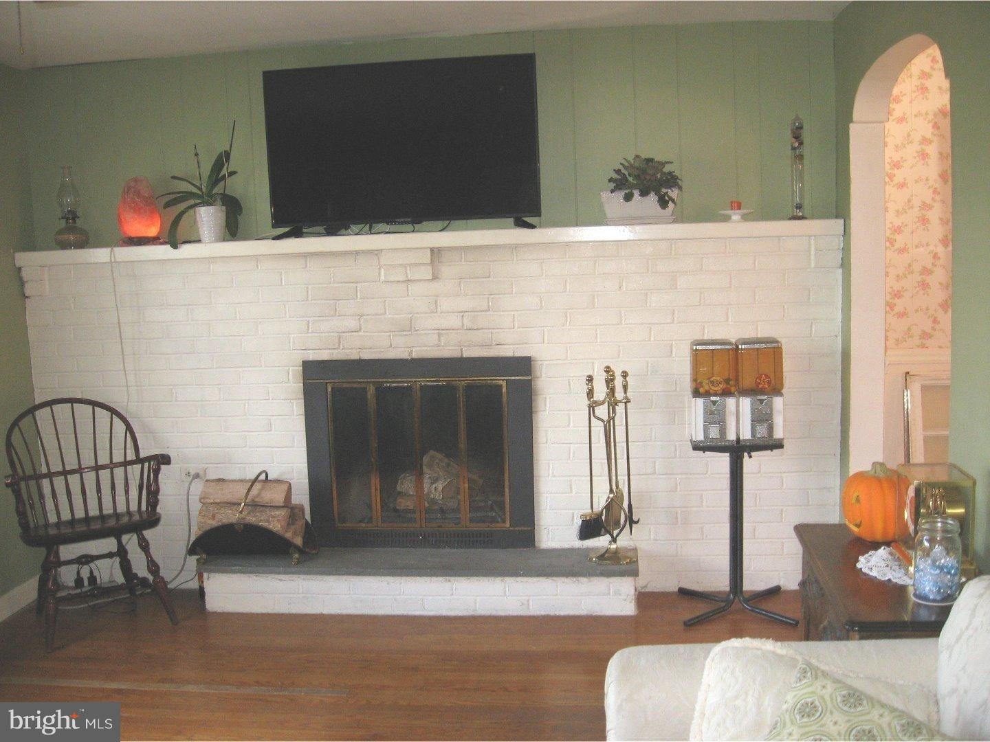 2840 East County Line Road Hatboro, PA 19040 - Photo 4 of 21 Living Room