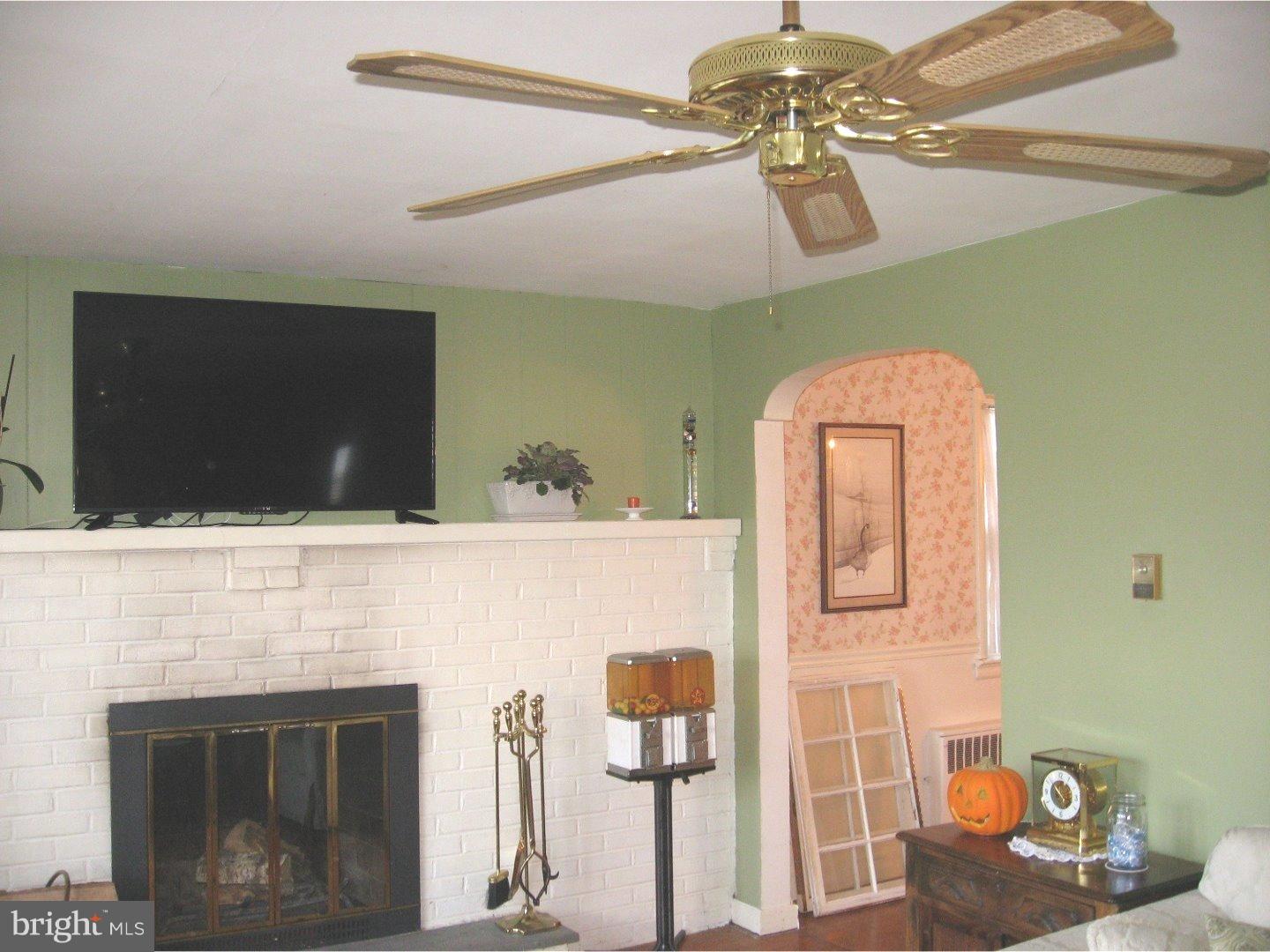2840 East County Line Road Hatboro, PA 19040 - Photo 6 of 21 Living Room