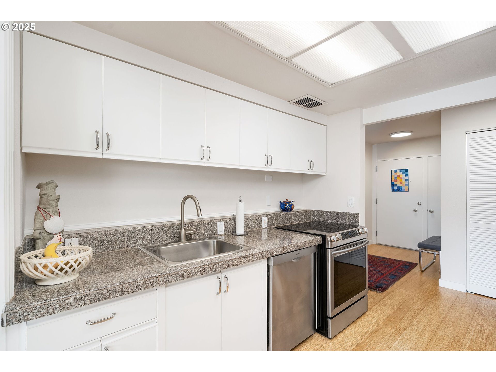 2323 Southwest Park Place, Unit 502 Portland, OR 97205 - Photo 14 of 48 Kitchen