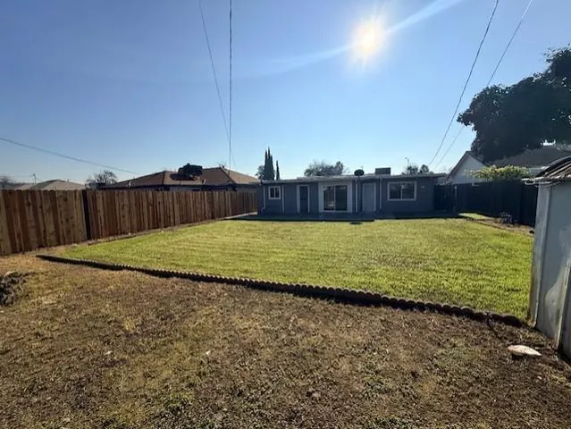 a view of a backyard