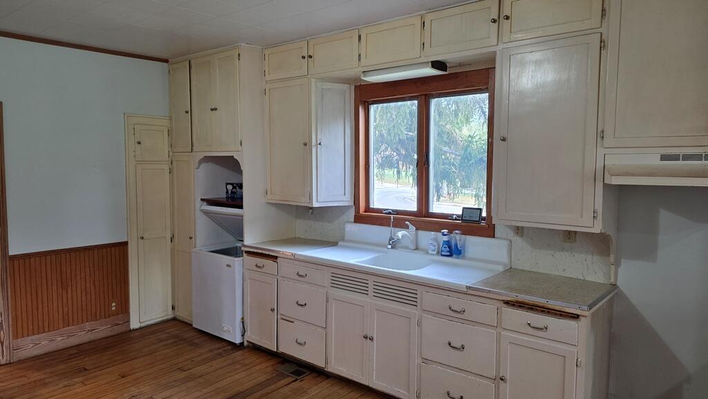 775 Westview Street Cleveland, WI 53015 - Photo 3 of 38 Kitchen
