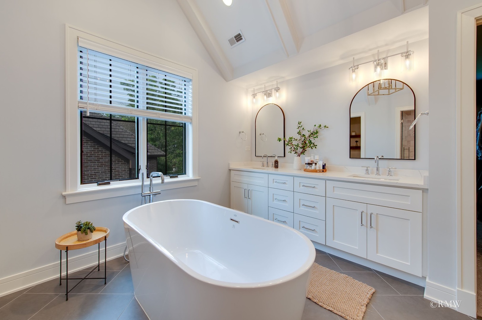 445 Broker Avenue Itasca, IL 60143 - Photo 15 of 16 a spacious bathroom with sink and mirror with bathtub