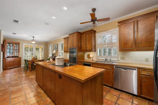 $1,175,000 | 52 Club Estates Parkway, The Hills, TX 78738