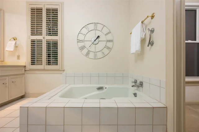 $1,175,000 | 52 Club Estates Parkway, The Hills, TX 78738