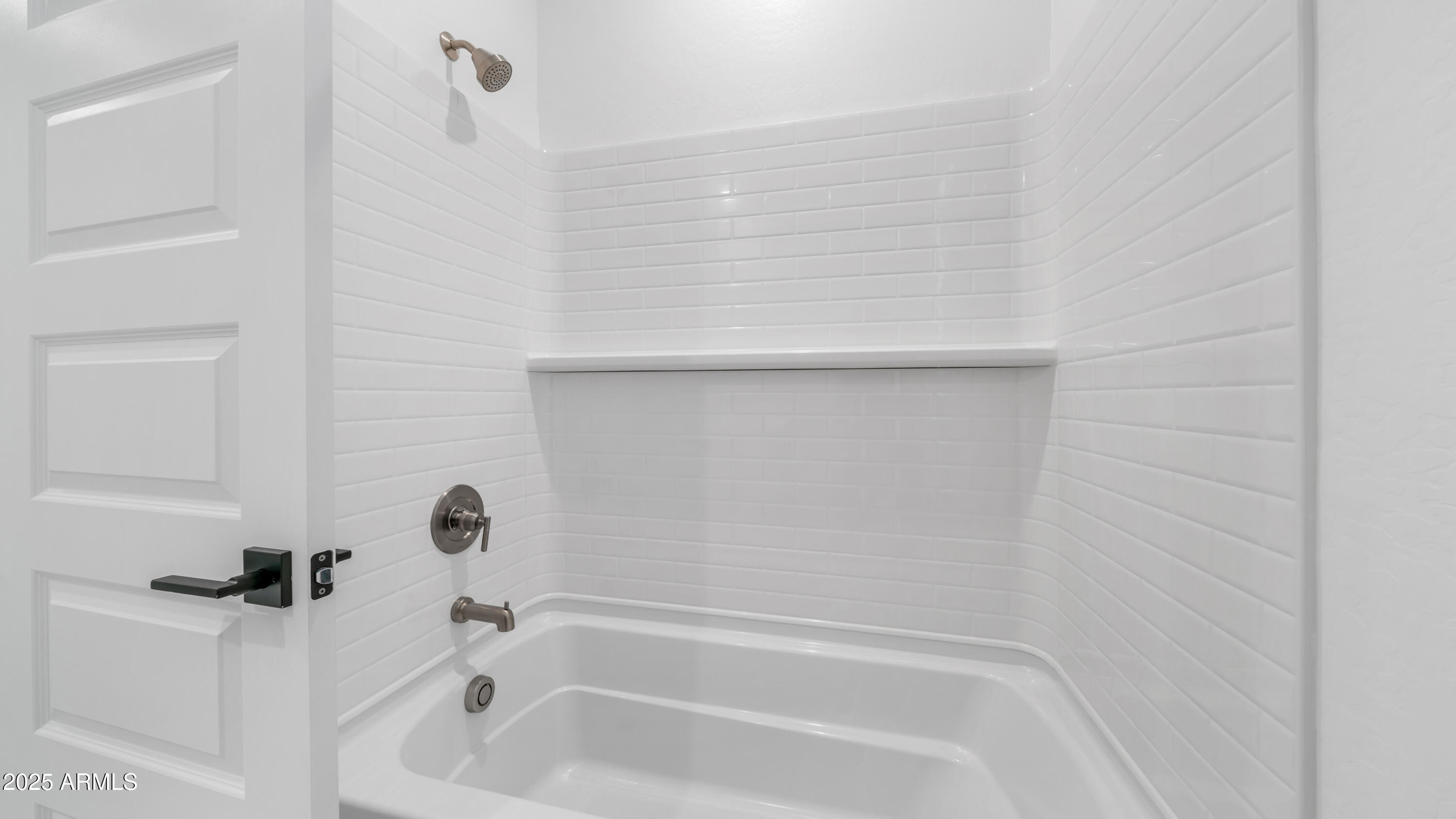 13359 West Eagle Feather Road Peoria, AZ 85383 - Photo 4 of 33 a bathroom with a bathtub