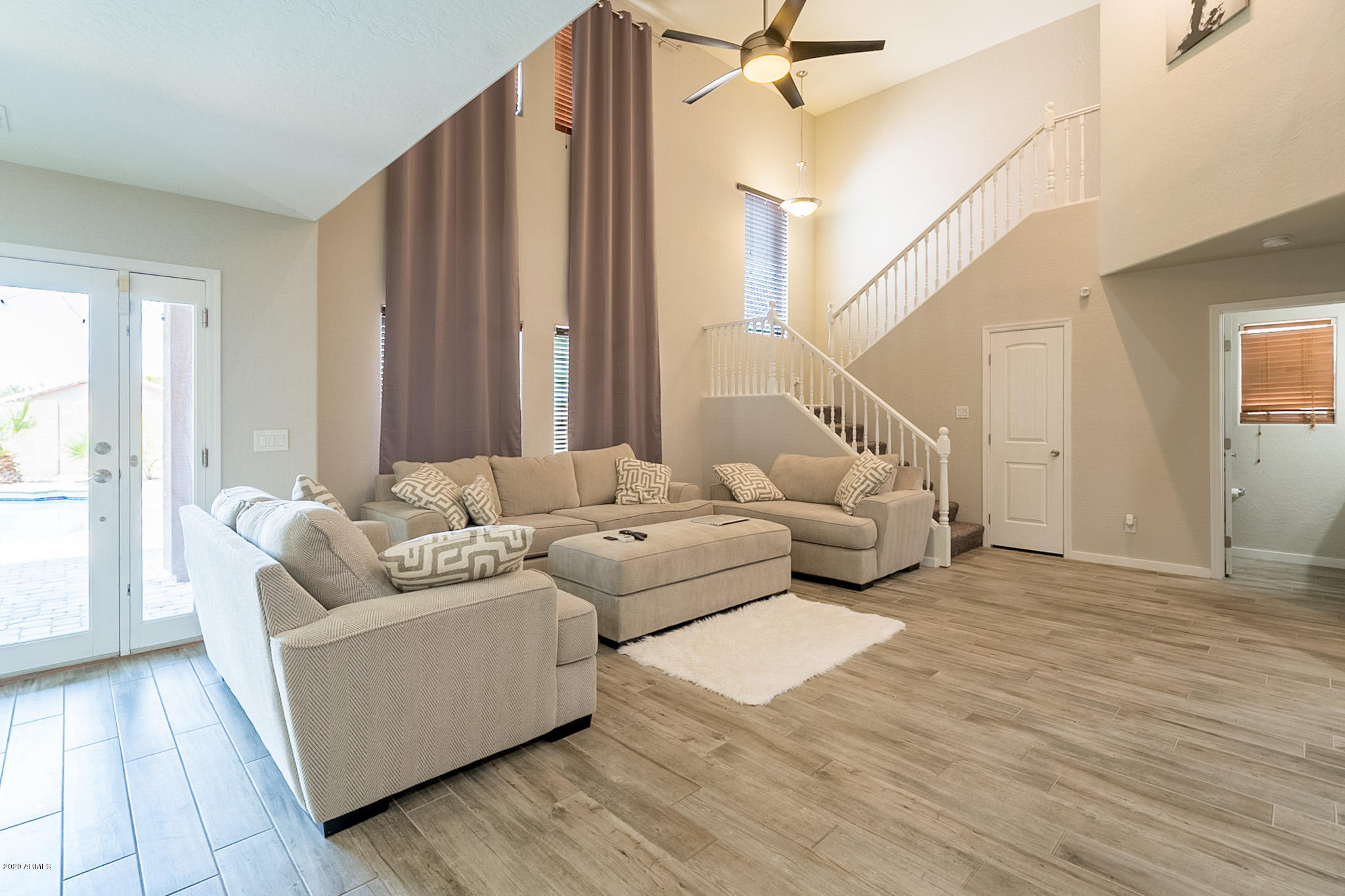 1624 East Beverly Road Phoenix, AZ 85042 - Photo 4 of 32 Living room 1