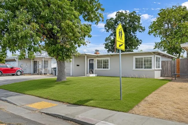 a view of a yard in front of a house