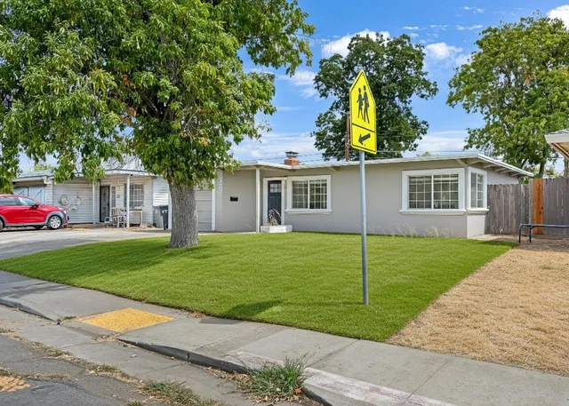 a view of a house with a backyard